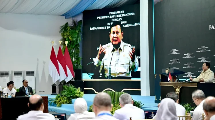 Presiden Prabowo Subianto memberikan arahan kepada peneliti dari Badan Riset dan Inovasi Nasional (BRIN) di halaman tengah Istana, Jakarta, Kamis, 6 Agustus 2026