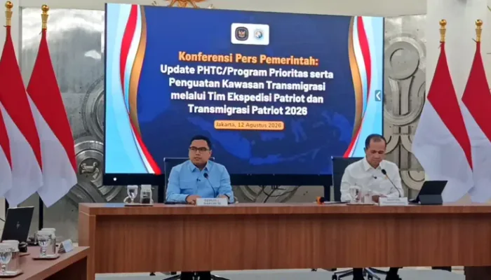 Deputi I Bidang Strategi dan Sistem Komunikasi Bakom RI, Fahd Pahdepie (kanan), saat konferensi pers di Jakarta, Rabu, 12 Agustus 2026.