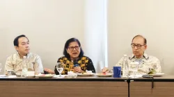 Direktur Eksekutif Institute Leimana Matius Ho, Wakil Asia Dewan Gereja-gereja Sedunia Henriette Hutabarat, dan Penasehat Institut Leimena Alwi Shihab saat menghadiri konferensi pers Literasi Keagamaan Lintas Budaya 2026 bagi delegasi Kamboja, Laos, dan Vietnam, Hotel Mercure Cikini, Jakarta Pusat, Jumat, 21 Agustus 2026