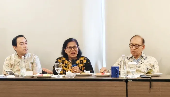 Direktur Eksekutif Institute Leimana Matius Ho, Wakil Asia Dewan Gereja-gereja Sedunia Henriette Hutabarat, dan Penasehat Institut Leimena Alwi Shihab saat menghadiri konferensi pers Literasi Keagamaan Lintas Budaya 2026 bagi delegasi Kamboja, Laos, dan Vietnam, Hotel Mercure Cikini, Jakarta Pusat, Jumat, 21 Agustus 2026