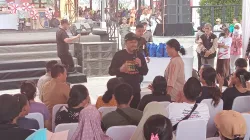 Menteri Sosial Saifullah Yusuf berbincang dengan warga saat menghadiri Jamuan Rakyat di Kalijodo, Jakarta Utara, Selasa 18 Agustus 2026