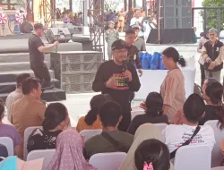 Mensos Hadiri Jamuan Rakyat HUT ke-81 RI, Bagikan Ribuan Paket Sembako di Kalijodo