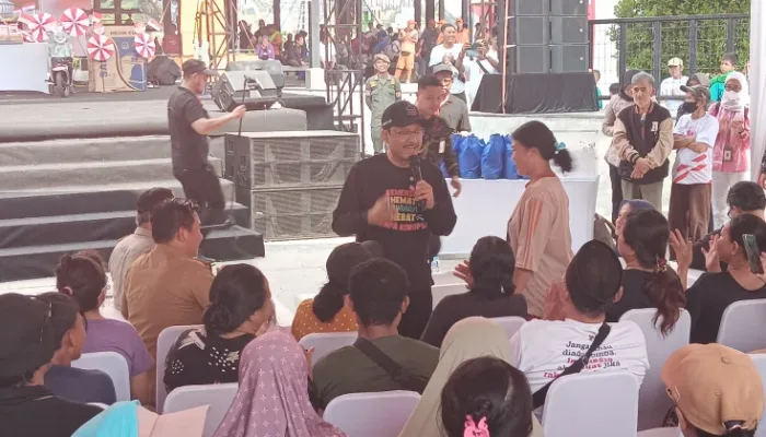 Menteri Sosial Saifullah Yusuf berbincang dengan warga saat menghadiri Jamuan Rakyat di Kalijodo, Jakarta Utara, Selasa 18 Agustus 2026