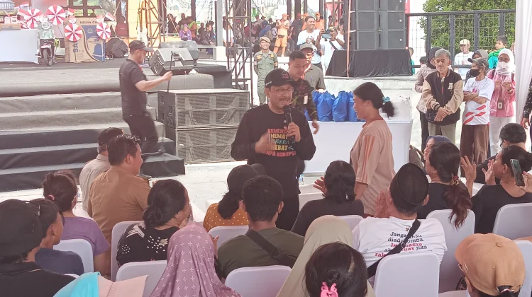 Menteri Sosial Saifullah Yusuf berbincang dengan warga saat menghadiri Jamuan Rakyat di Kalijodo, Jakarta Utara, Selasa 18 Agustus 2026
