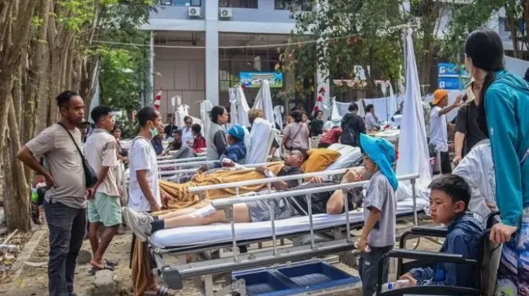 Sejumlah pasien terdampak gempa dievakuasi di halaman RS Siloam Labuan Bajo, Manggarai Barat, NTT
