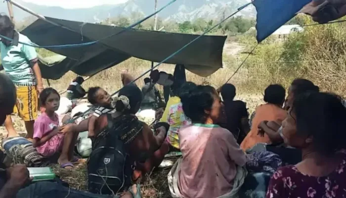 ejumlah korban gempa di Desa Lidi di Pulau Palu'e, Kabupaten Sikka masih terisolir selama lima hari pasca bencana gempa bumi magnitudo 7,7 di NTT.