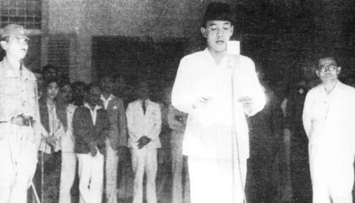 Ir. Soekarno saat membacakan teks proklamasi