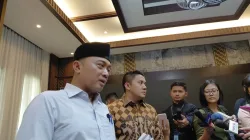Menteri Sekretaris Negara Prasetyo Hadi memberikan keterangan kepada wartawan di Istana Kepresidenan, Jakarta, Jumat, 7 Agustus 2026. Bersama Menteri Prasetyo adalah Sekretaris Kabinet Teddy Indra Wijaya (kanan).