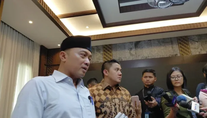 Menteri Sekretaris Negara Prasetyo Hadi memberikan keterangan kepada wartawan di Istana Kepresidenan, Jakarta, Jumat, 7 Agustus 2026. Bersama Menteri Prasetyo adalah Sekretaris Kabinet Teddy Indra Wijaya (kanan).