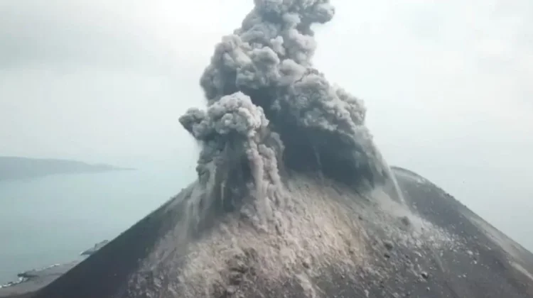Erupsi Gunung Anak Krakatau