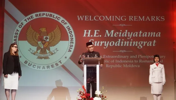 Duta Besar RI untuk Rumania dan Republik Moldova, Meidyatama Suryodiningrat (tengah) dalam resepsi diplomatik memperingati HUT ke-81 Kemerdekaan RI yang digelar KBRI di Bucharest, Kamis, 17 September 2026