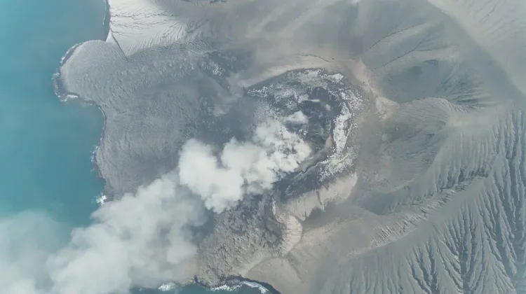 Gunung Anak Krakatau saat mengeluarkan kepulan asap dari area kawah saat aktivitas vulkanik masih berlangsung
