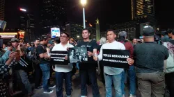 Sejumlah jurnalis memegang poster sebagai bentuk solidaritas untuk lima jurnalis yang hilang kontak saat peliputan Gunung Anak Krakatau. Aksi solidaritas di Bundaran HI, Jakarta, Jumat, 11 September 2026.