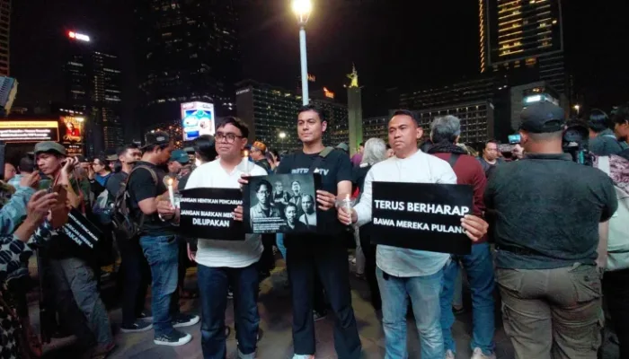 Sejumlah jurnalis memegang poster sebagai bentuk solidaritas untuk lima jurnalis yang hilang kontak saat peliputan Gunung Anak Krakatau. Aksi solidaritas di Bundaran HI, Jakarta, Jumat, 11 September 2026.
