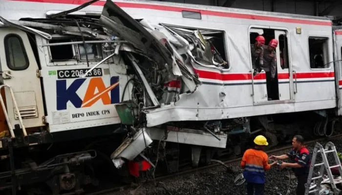 Kecelakaan kereta api yang melibatkan KA Argo Bromo Anggrek, KRL Commuter Line, dan sebuah taksi online terjadi di Stasiun Bekasi Timur, Jawa Barat, Senin, 27 April 2026 malam