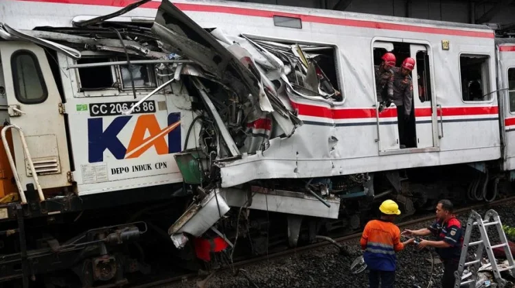 Kecelakaan kereta api yang melibatkan KA Argo Bromo Anggrek, KRL Commuter Line, dan sebuah taksi online terjadi di Stasiun Bekasi Timur, Jawa Barat, Senin, 27 April 2026 malam