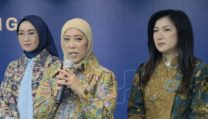 Menteri Komunikasi dan Digital (Menkomdigi), Meutya Hafid (tengah), saat konferensi pers di Kantor Kemkomdigi, Jakarta.
