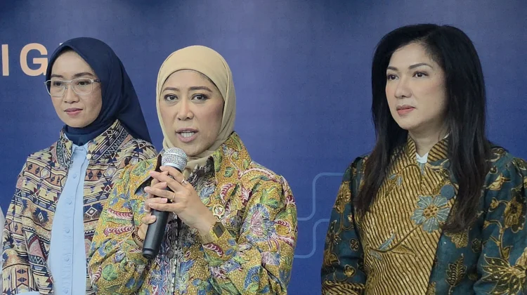 Menteri Komunikasi dan Digital (Menkomdigi), Meutya Hafid (tengah), saat konferensi pers di Kantor Kemkomdigi, Jakarta.