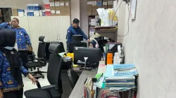 Tim dari Kejaksaan Agung saat menggeledah salah satu kantor OPD di lingkungan Pemkot Bekasi, Kamis, 17 September 2026.