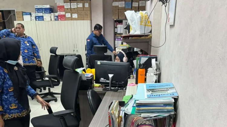 Tim dari Kejaksaan Agung saat menggeledah salah satu kantor OPD di lingkungan Pemkot Bekasi, Kamis, 17 September 2026.