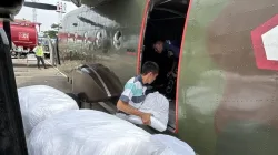 Petugas memindahkan bantuan logistik ke dalam pesawat untuk mendukung penanganan kebutuhan masyarakat