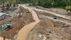 Alat berat jenis ekskavator melakukan pengerukan dan pembukaan alur sungai di Tapanuli Tengah, Sumatra Utara