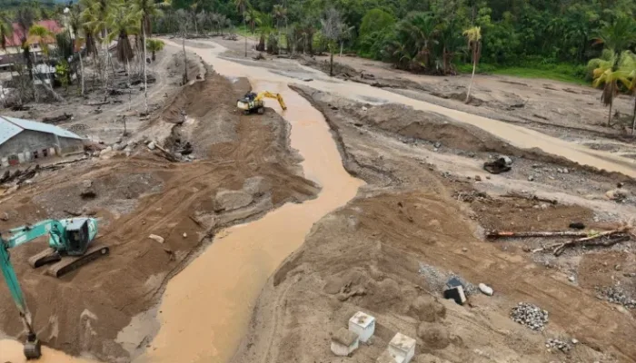 Alat berat jenis ekskavator melakukan pengerukan dan pembukaan alur sungai di Tapanuli Tengah, Sumatra Utara