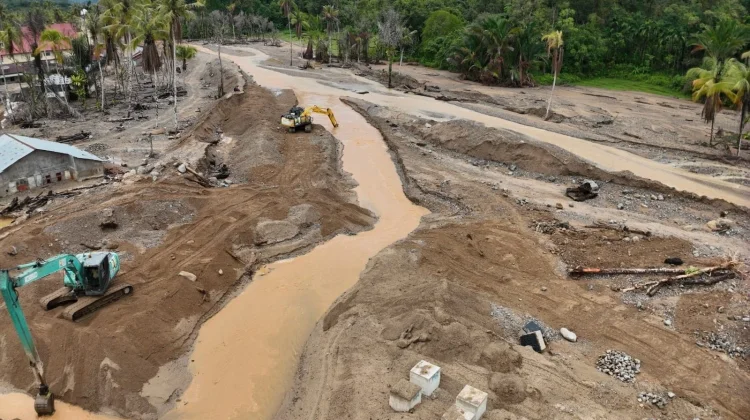 Alat berat jenis ekskavator melakukan pengerukan dan pembukaan alur sungai di Tapanuli Tengah, Sumatra Utara