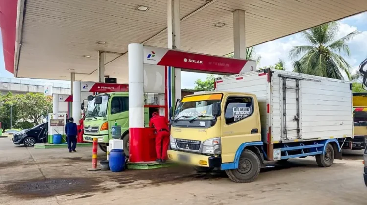 Ilustrasi - Sebuah truk sedang mengisi bahan bakar di sebuah SBPU