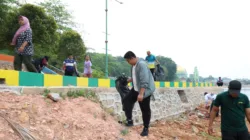 Bersama Gubernur, Bupati Bintan Lakukan Aksi Gotong Royong di Taman Kolam Kijang