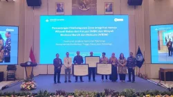 Direktur Jenderal Sains dan Teknologi (Dirjen) Kemdiktisaintek Ahmad Najib Burhani (baju putih) dan Inspektur Jenderal Kemdiktisaintek Ineke Indraswati (kedua dari kanan) dalam acara Pencanangan Pembangunan Zona Integritas di Lingkungan Direktorat Jenderal Sains dan Teknologi di Kemdiktisaintek, Jakarta, Selasa, 13 Oktober 2026