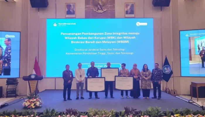 Direktur Jenderal Sains dan Teknologi (Dirjen) Kemdiktisaintek Ahmad Najib Burhani (baju putih) dan Inspektur Jenderal Kemdiktisaintek Ineke Indraswati (kedua dari kanan) dalam acara Pencanangan Pembangunan Zona Integritas di Lingkungan Direktorat Jenderal Sains dan Teknologi di Kemdiktisaintek, Jakarta, Selasa, 13 Oktober 2026