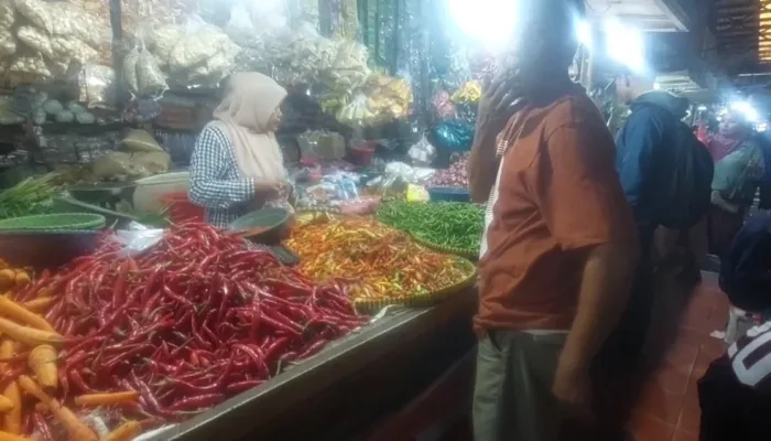 Seorang pembeli komoditas sayur mayur di Pasar Rangkasbitung