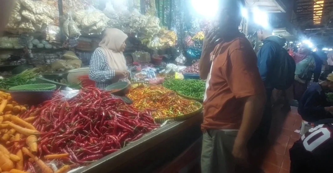 Seorang pembeli komoditas sayur mayur di Pasar Rangkasbitung