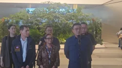 Plh. Direktur Wasdakim, Novan Indriyanto (kanan); Direktur Pembinaan Jaringan Kerja Antar-Komisi dan Instansi (PJKAKI) di Komisi Pemberantasan Korupsi (KPK), Kartika Handaruningrum (tengah) serta Director, Bureau of International Affairs (Thailand), Yuthakorn Chomaitong (kiri) menjawab awak media soal Phavadet Phoraphut, bironan diduga melakukan tindak kejahatan korupsi di Thailand dan akan dideportasi melalui Bandara Internasional Soekarno-Hatta, Kamis 8 Oktober 2026 petang