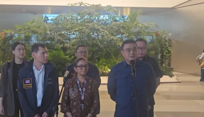 Plh. Direktur Wasdakim, Novan Indriyanto (kanan); Direktur Pembinaan Jaringan Kerja Antar-Komisi dan Instansi (PJKAKI) di Komisi Pemberantasan Korupsi (KPK), Kartika Handaruningrum (tengah) serta Director, Bureau of International Affairs (Thailand), Yuthakorn Chomaitong (kiri) menjawab awak media soal Phavadet Phoraphut, bironan diduga melakukan tindak kejahatan korupsi di Thailand dan akan dideportasi melalui Bandara Internasional Soekarno-Hatta, Kamis 8 Oktober 2026 petang