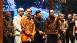 Menteri Kebudayaan Fadli Zon, Staf Khusus Menteri Kebudayaan Republik Indonesia Bidang Sejarah dan Pelindungan Warisan Budaya Basuki Teguh Yuwono dan Sekretaris Jenderal Kemenbud Bambang Wibawarta saat melihat proses pembuatan keris usai peresmian Museum Keris Indonesia, Taman Mini Indonesia Indah, Jakarta Timur, Jum'at, 16 Oktober 2026.