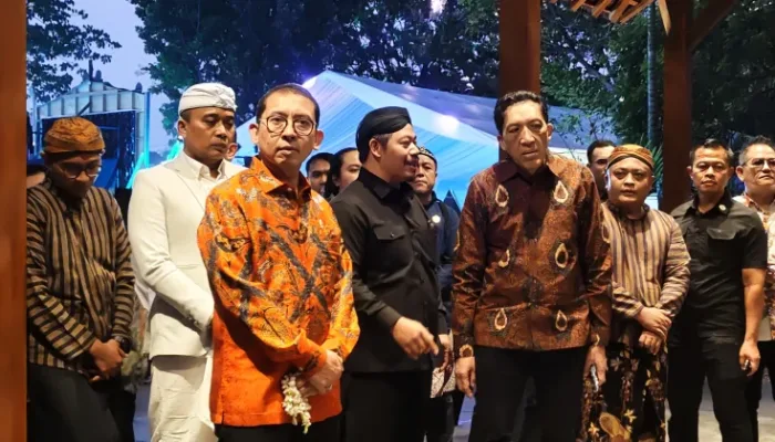 Menteri Kebudayaan Fadli Zon, Staf Khusus Menteri Kebudayaan Republik Indonesia Bidang Sejarah dan Pelindungan Warisan Budaya Basuki Teguh Yuwono dan Sekretaris Jenderal Kemenbud Bambang Wibawarta saat melihat proses pembuatan keris usai peresmian Museum Keris Indonesia, Taman Mini Indonesia Indah, Jakarta Timur, Jum'at, 16 Oktober 2026.