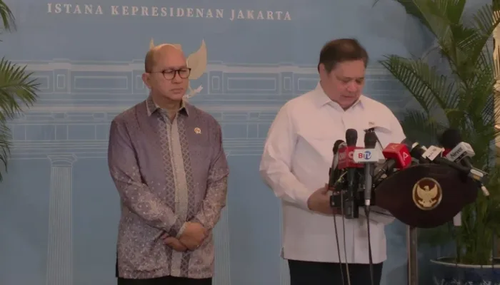 Menteri Koordinator (Menko) Perekonomian, Airlangga Hartarto, saat menggelar konferensi pers usai rapat terbatas, di Kompleks Istana Kepresidenan, Jakarta, Rabu, 30 September 2026.