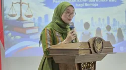 Sekretaris Deputi Kemenko Kumham Imipas, Nur Azizah Rahmanawati saat memberikan sambutan dalam Penyuluhan Hukum Implementasi KUHP dan KUHAP di SMAN 80 Jakarta Utara, Kamis, 8 Oktober 2026.