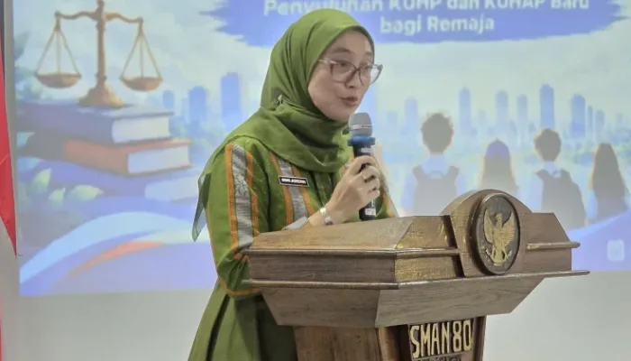 Sekretaris Deputi Kemenko Kumham Imipas, Nur Azizah Rahmanawati saat memberikan sambutan dalam Penyuluhan Hukum Implementasi KUHP dan KUHAP di SMAN 80 Jakarta Utara, Kamis, 8 Oktober 2026.