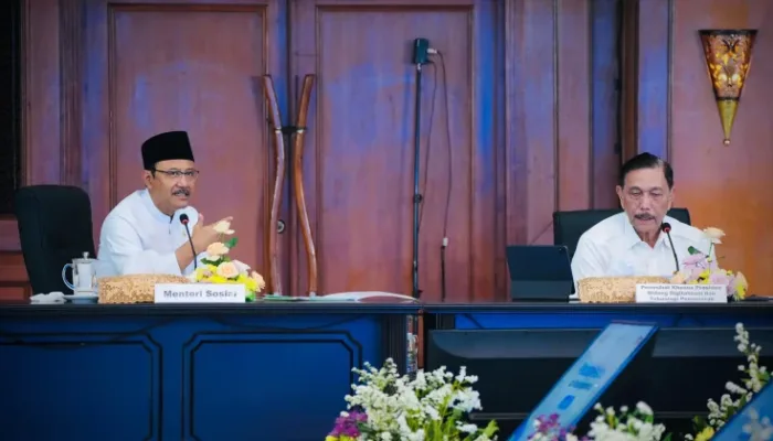 Menteri Sosial Saifullah Yusuf (Gus Ipul) bersama Ketua Komite Percepatan Transformasi Digital Pemerintah (KPTDP) Luhut Binsar Pandjaitan dan sejumlah menteri mengikuti Rapat Tingkat Menteri (RTM) Perluasan Perlinsos dan Rencana Implementasi Tahun 2027 di Gedung Aneka Bhakti, Kantor Kemensos, Jakarta Pusat, Rabu 30 September 2026
