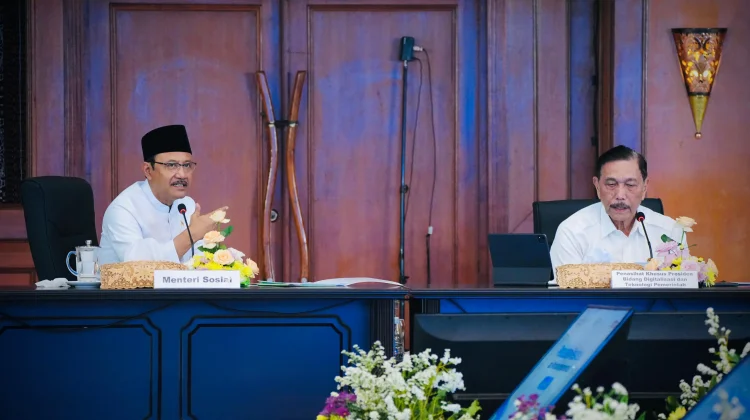 Menteri Sosial Saifullah Yusuf (Gus Ipul) bersama Ketua Komite Percepatan Transformasi Digital Pemerintah (KPTDP) Luhut Binsar Pandjaitan dan sejumlah menteri mengikuti Rapat Tingkat Menteri (RTM) Perluasan Perlinsos dan Rencana Implementasi Tahun 2027 di Gedung Aneka Bhakti, Kantor Kemensos, Jakarta Pusat, Rabu 30 September 2026