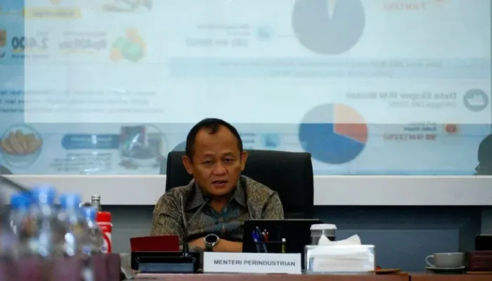 Menteri Perindustrian Muhammad Sarmuji memberikan pengarahan dalam rapat kerja internal dengan Direktorat Jenderal Industri Kecil, Menengah, dan Aneka (IKMA) di Jakarta, Rabu, 7 Oktober 2026