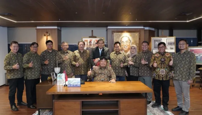 Menteri PKP Maruarar Sirait (jas hitam) bersama jajaran Himperra di Kantor Kementerian PKP, Jakarta, Kamis, 1 Oktober 2026