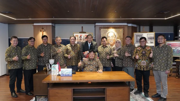 Menteri PKP Maruarar Sirait (jas hitam) bersama jajaran Himperra di Kantor Kementerian PKP, Jakarta, Kamis, 1 Oktober 2026