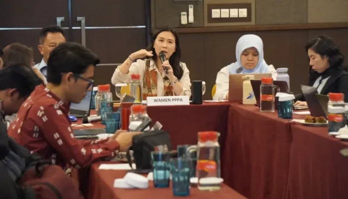 Wakil Menteri Pemberdayaan Perempuan dan Perlindungan Anak (Wamen PPPA) Veronica Tan saat memberikan sambutan dalam Penutupan Rapat Pembahasan SOP Pelayanan Terpadu bagi Perempuan dan Anak Korban Kekerasan Tahap Final di Bekasi, Kamis, 8 Oktober 2026
