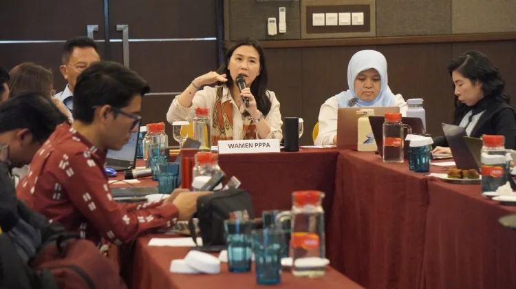 Wakil Menteri Pemberdayaan Perempuan dan Perlindungan Anak (Wamen PPPA) Veronica Tan saat memberikan sambutan dalam Penutupan Rapat Pembahasan SOP Pelayanan Terpadu bagi Perempuan dan Anak Korban Kekerasan Tahap Final di Bekasi, Kamis, 8 Oktober 2026