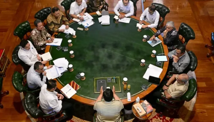 Presiden Prabowo Subianto memimpin rapat terbatas dengan sejumlah menteri Kabinet Merah Putih dan pimpinan lembaga di Hambalang, Jumat, 9 Oktober 2026.