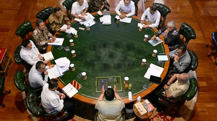 Presiden Prabowo Subianto memimpin rapat terbatas dengan sejumlah menteri Kabinet Merah Putih dan pimpinan lembaga di Hambalang, Jumat, 9 Oktober 2026.